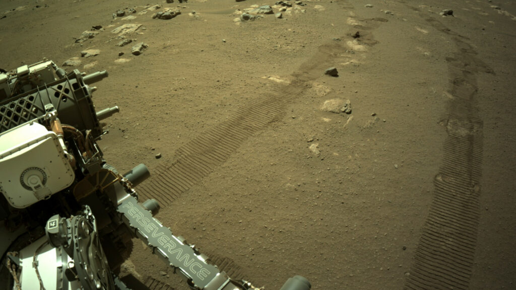 Les traces de roues de Perseverance sur Mars. // Source : NASA/JPL-Caltech (photo recadrée)