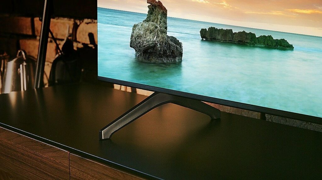 Bordures fines et pieds discrets : le téléviseur Samsung est passe-partout. Bordures fines et pieds discrets : le téléviseur Samsung est passe-partout.