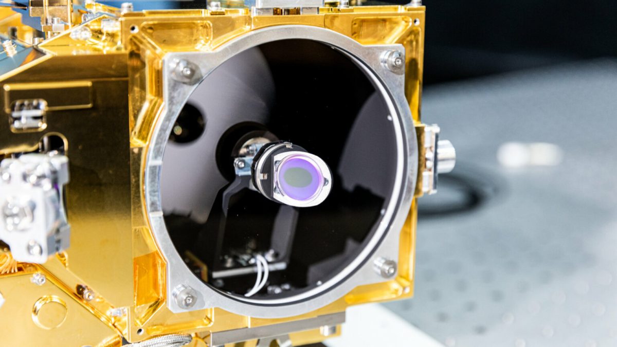 Tests sur l'instrument SuperCam. // Source : CNES/OLLIER Alexandre, 2019 (photo recadrée)