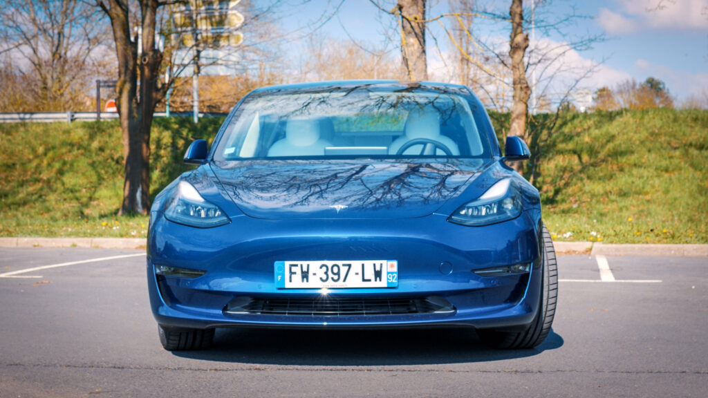 Tesla Model 3 vue de face // Source : Louise Audry pour Numerama