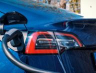 Tesla Model 3 en charge // Source : Louise Audry pour Numerama