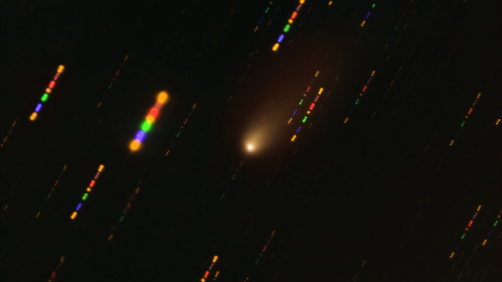 La comète observée avec le Very Large Telescope fin 2019. // Source : ESO/O. Hainaut (photo recadrée)