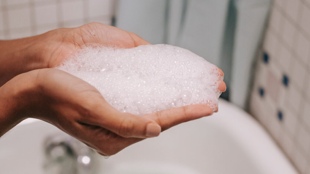 Mousse de savon. // Source : Pexels/Sora Shimazaki Mousse de savon. // Source : Pexels/Sora Shimazaki