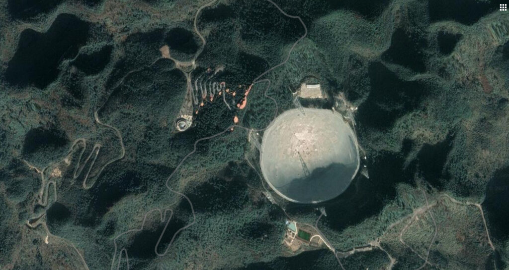 Le FAST en Chine est le plus grand téléscope du monde. // Source : Google Earth