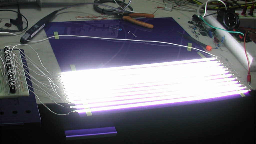 Un système d'éclairage à cathode froide  // Source : Wikimedia - Neotesla 