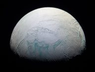 Encelade vue par Cassini en 2008. // Source : Flickr/CC/Kevin Gill (photo recadrée)