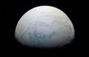 Encelade vue par Cassini en 2008. // Source : Flickr/CC/Kevin Gill (photo recadrée)