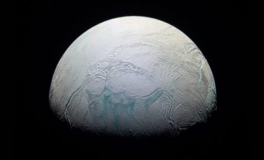 Encelade vue par Cassini en 2008. // Source : Flickr/CC/Kevin Gill (photo recadrée)