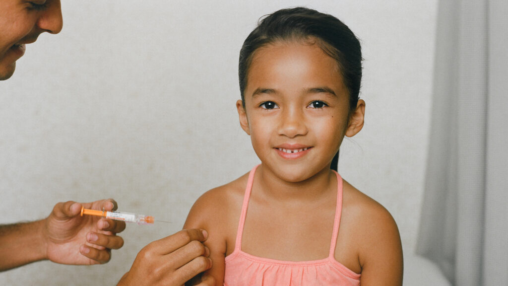 Une enfant recevant un vaccin. // Source : Wikimedia/CC/SELF Magazine (photo recadrée)