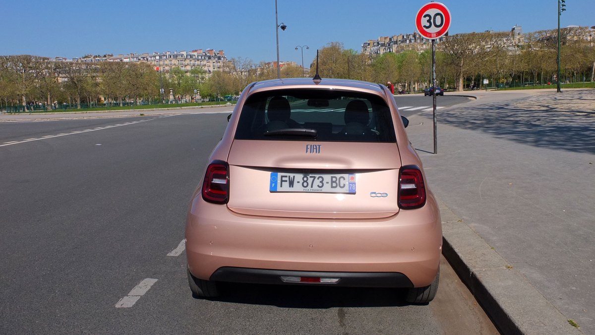 Fiat 500 électrique dans Paris // Source : Raphaelle Baut pour Numerama