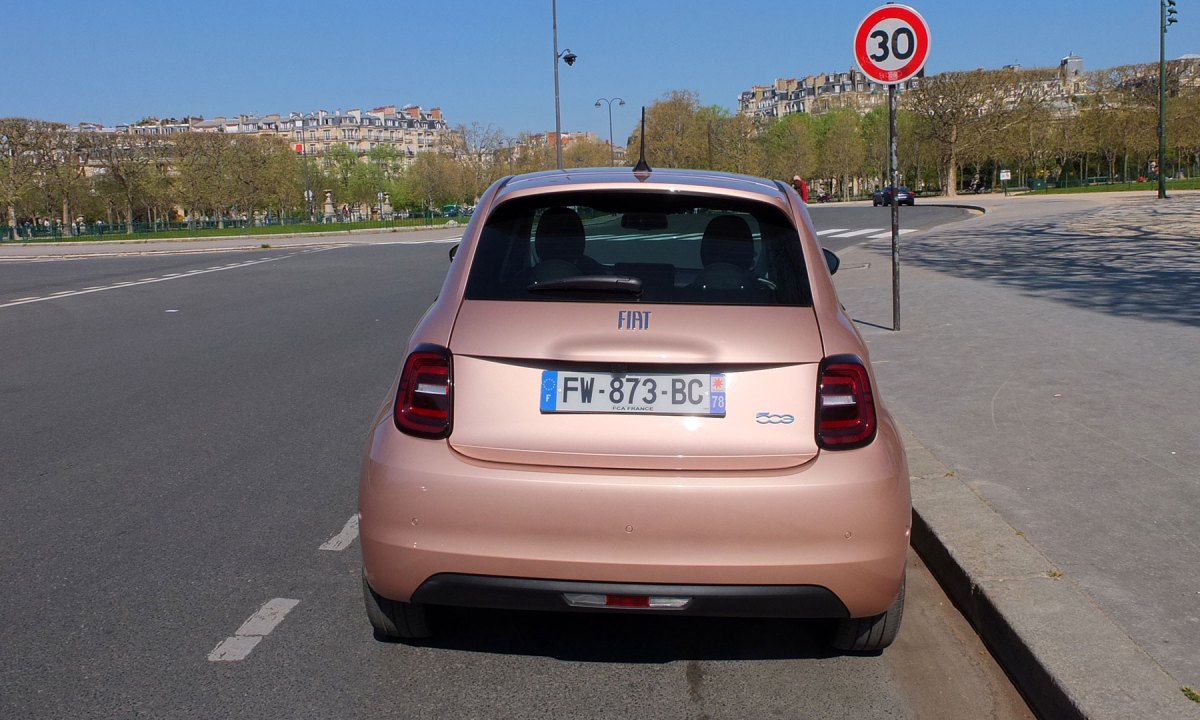 Fiat 500 électrique dans Paris // Source : Raphaelle Baut pour Numerama