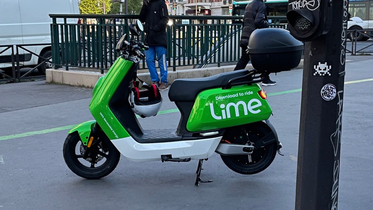 Un scooter Niu/Lime à Paris // Source : Numerama