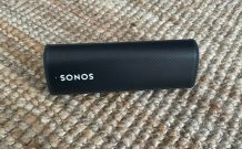 Sonos Roam (couchée) // Source : Maxime Claudel pour Numerama Sonos Roam (couchée) // Source : Maxime Claudel pour Numerama