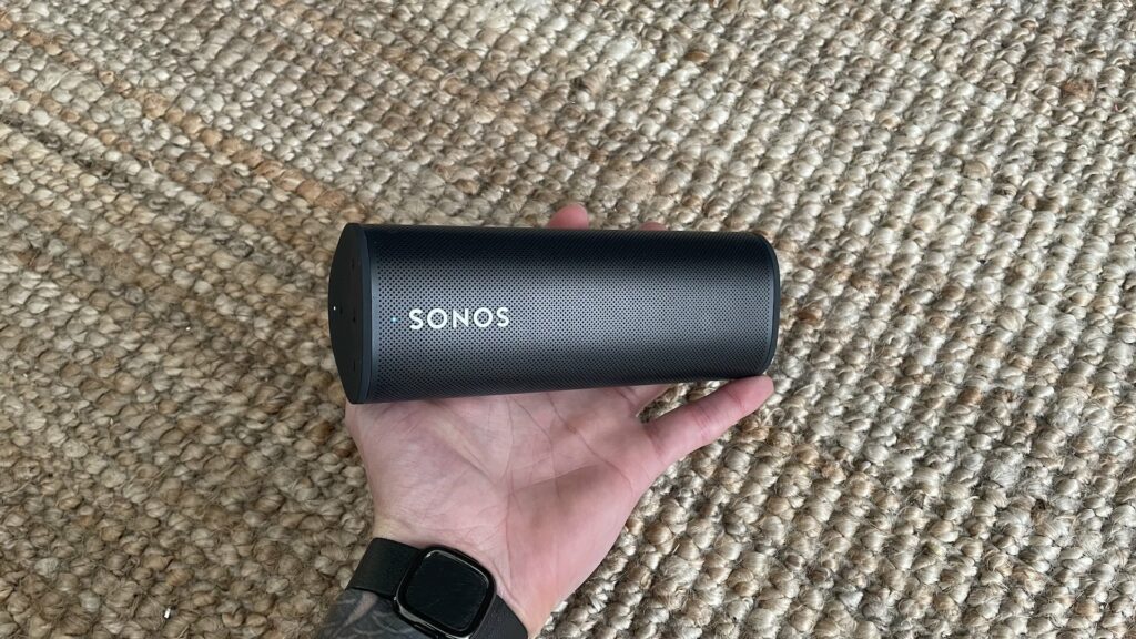 La Sonos Roam tient dans la main // Source : Maxime Claudel pour Numerama