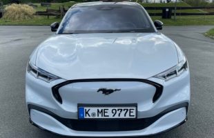 Ford Mustang Mach-E vue de l'avant  // Source : Maxime Claudel pour Numerama