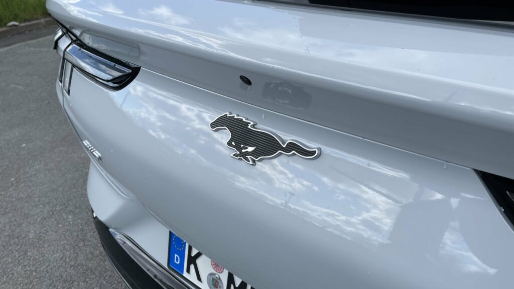 Insigne Mustang sur l'arrière de la Ford Mustang Mach-E // Source : Maxime Claudel pour Numerama