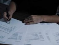 Devez-vous déclarer vos ventes Vinted aux impôts ?  // Source : Dimitri Karastelev / Unsplash