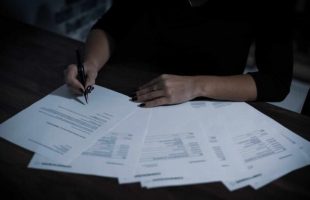 Devez-vous déclarer vos ventes Vinted aux impôts ?  // Source : Dimitri Karastelev / Unsplash