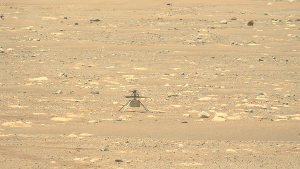 Ingenuity sur Mars, photographié par Perseverance le 16 avril. // Source : NASA/JPL-Caltech/ASU (photo recadrée)