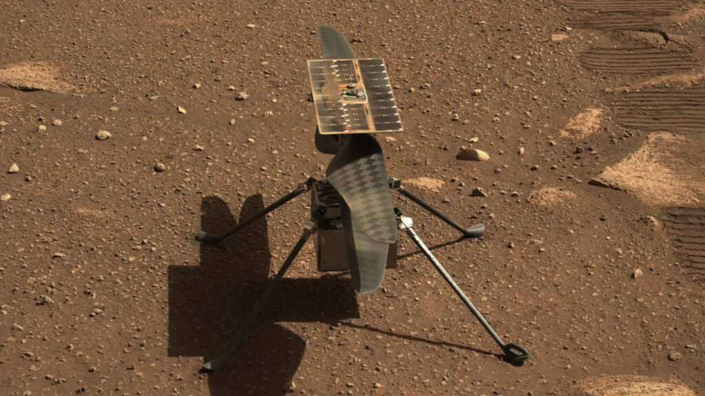 Ingenuity sur Mars, observé avec la MastCam-Z de Perseverance. // Source : NASA/JPL-Caltech/ASU (photo recadrée)