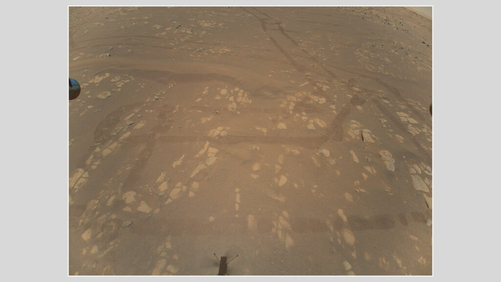 La première image en couleur aérienne prise sur Mars. // Source : NASA/JPL-Caltech
