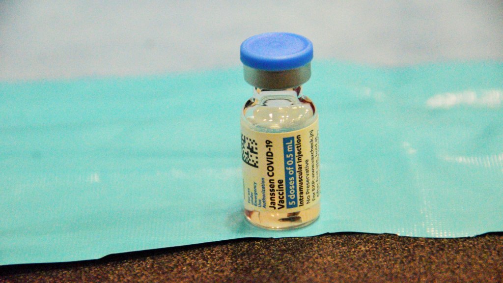 Un flacon de vaccin de Johnson and Johnson. // Source : Flickr/CC/New York National Guard (photo recadrée)