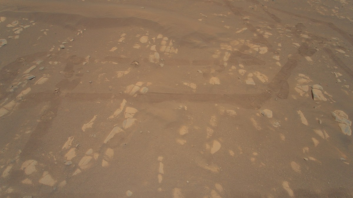 La première image aérienne en couleur sur Mars. // Source : NASA/JPL-Caltech (photo recadrée)