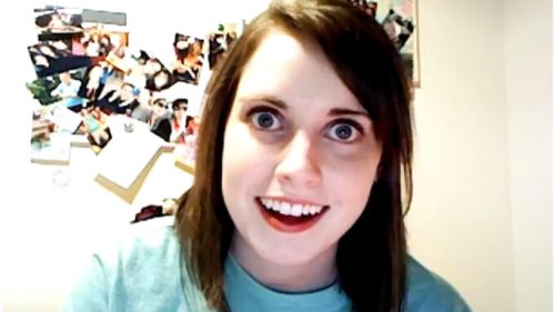 Overly Attached Girlfriend // Source : Laina Morris (photo recadrée)