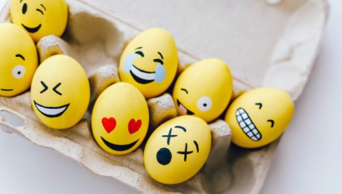 Emojis peints  // Source : ROMAN ODINTSOV / Pexels