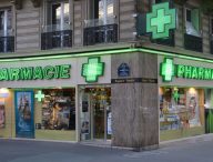 Une pharmacie à Paris // Source : Wikipedia Commons
