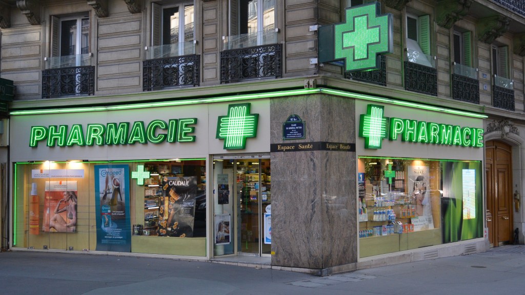 Une pharmacie à Paris // Source : Wikipedia Commons