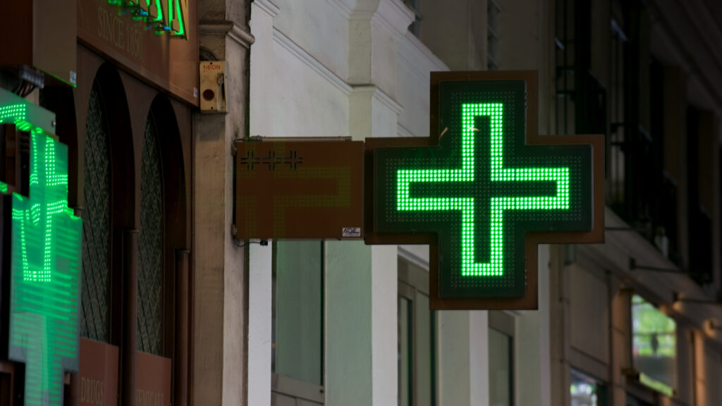 Une pharmacie parisienne // Source : Wikipedia Commons