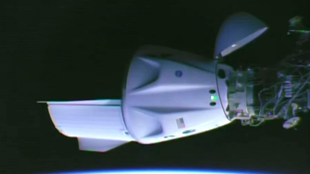 Les astronautes doivent patienter 2 heures entre l'amarrage et l'ouverture vers l'ISS. // Source : Esa/Nasa