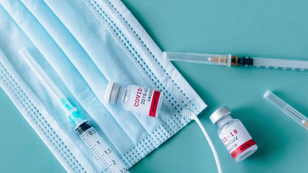 Vaccins contre la Covid-19. // Source : Pexels/Nataliya Vaitkevitch (photo recadrée)