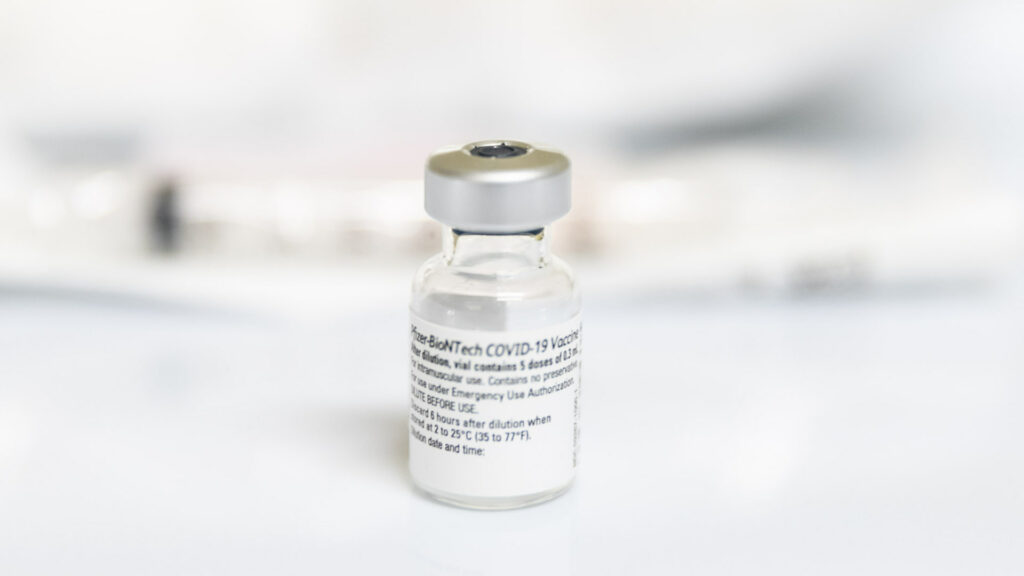 Vaccin contre le Covid-19. // Source : Flickr/CC/Province of British Columbia (photo recadrée)