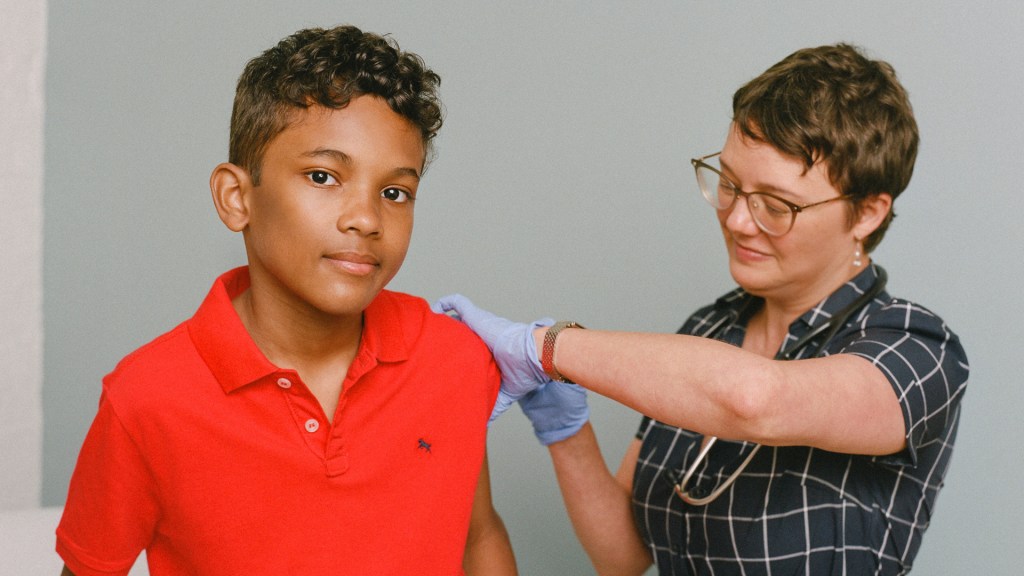 Un enfant recevant un vaccin. // Source : Wikimedia/CC/SELF Magazine (photo recadrée)