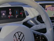 Au volant du VW ID.4 // Source : Raphaelle Baut pour Numerama