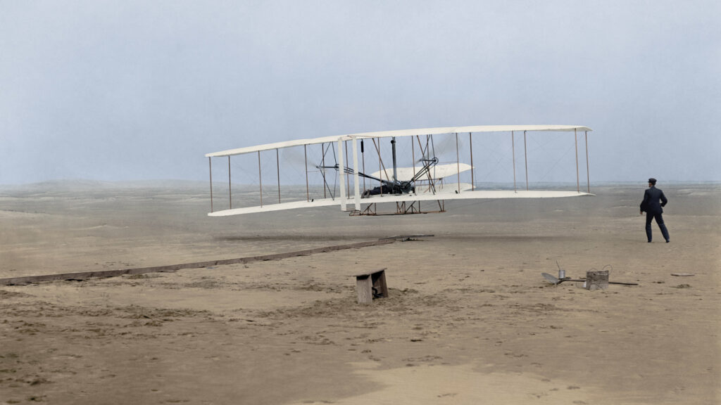 Le premier vol du Wright Flyer, en 1903 (version colorisée). // Source : Flickr/CC/Jared Enos