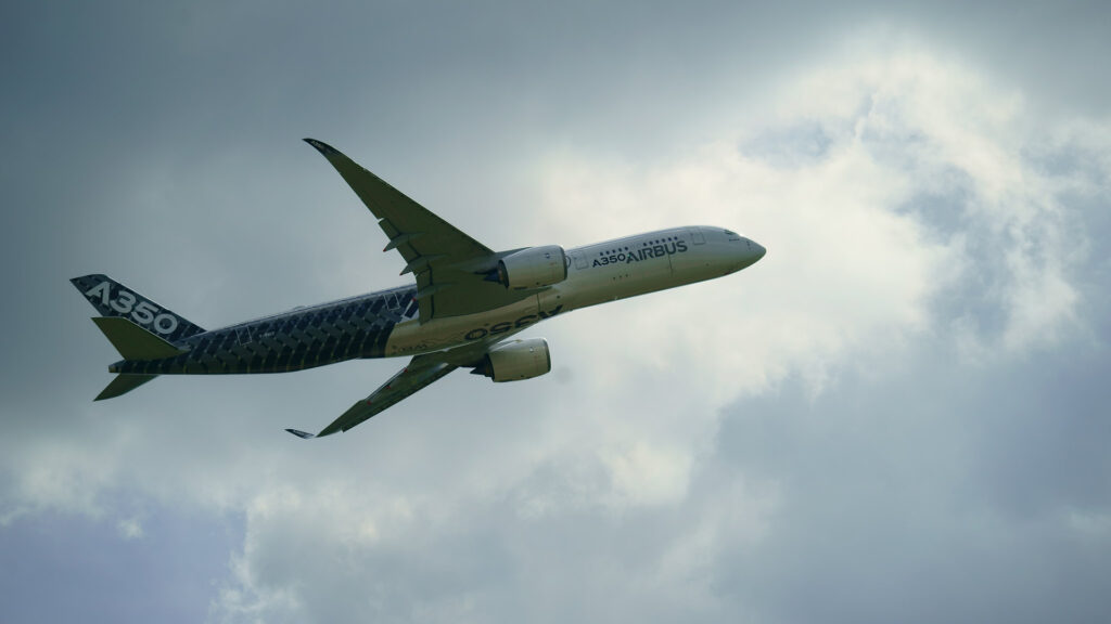 Un Airbus A350 similaire à celui-ci a effectué un Paris-Montréal le 18 mai avec un carburant à base d'huiles de cuisson usagées. // Source : Lutz Blohm / Flickr