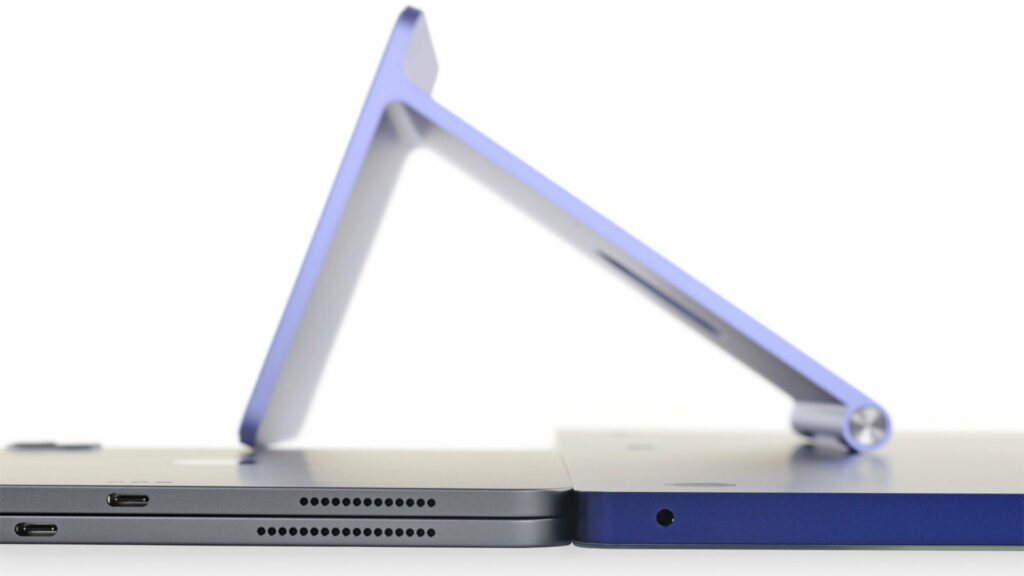 L'iMac M1 couché à côté de deux iPads // Source : iFixit