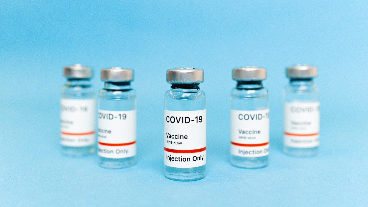 Vaccins contre le Covid-19. // Source : Pexels/Maksim Goncharenok (photo recadrée)