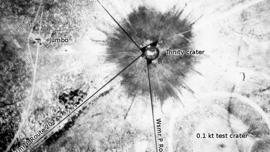 Cratère de l'essai nucléaire Trinity. // Source : Wikimédia