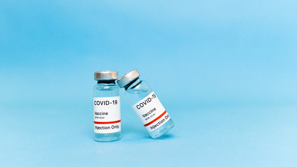 Vaccins contre le Covid-19. // Source : Pexels/Maksim Goncharenok (photo recadrée)
