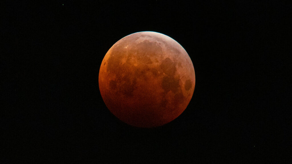 Éclipse de Lune du 26 mai 2021. // Source : Flickr/CC/Peter Alfred Hess (photo recadrée)