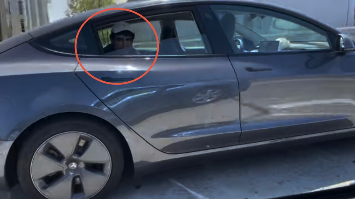 L'homme avait déjà été filmé à bord de sa Tesla Model 3, à l'arrière, Autopilot activé // Source : YouTube/Ingineerix