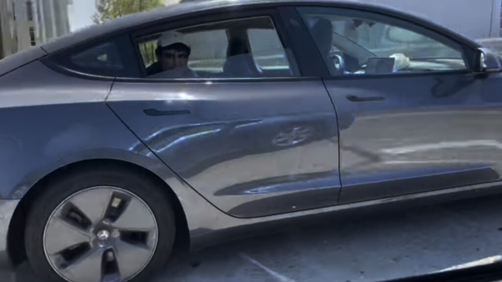 L'homme avait déjà été filmé à bord de sa Tesla Model 3, à l'arrière, Autopilot activé // Source : YouTube/Ingineerix