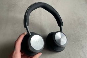 Casque Band & Olufsen Beoplay Portal // Source : Maxime Claudel pour Numerama