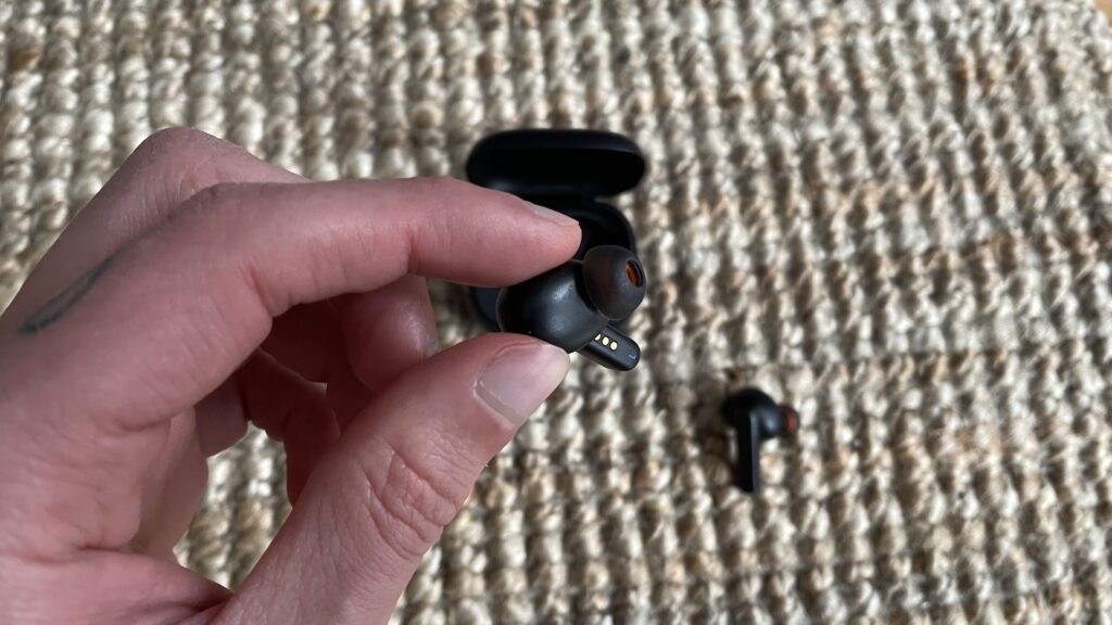 Intérieur d'un écouteur JBL Live Pro+ TWS // Source : Maxime Claudel pour Numerama Intérieur d'un écouteur JBL Live Pro+ TWS // Source : Maxime Claudel pour Numerama