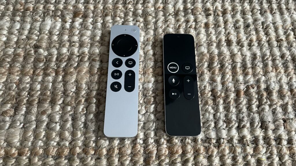 Nouvelle Siri Remote (à gauche), ancienne Siri Remote (à droite) // Source : Maxime Claudel pour Numerama
