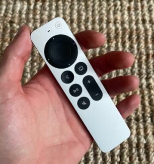 La nouvelle Siri Remote (2021) // Source : Maxime Claudel pour Numerama La nouvelle Siri Remote (2021) // Source : Maxime Claudel pour Numerama